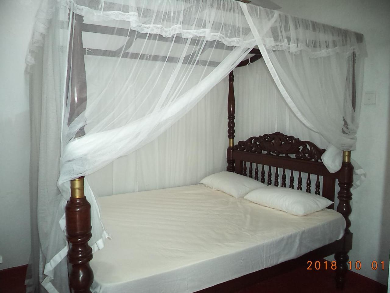 Rekha Art Gallery & Restaurant Bed and Breakfast Mirissa Esterno foto